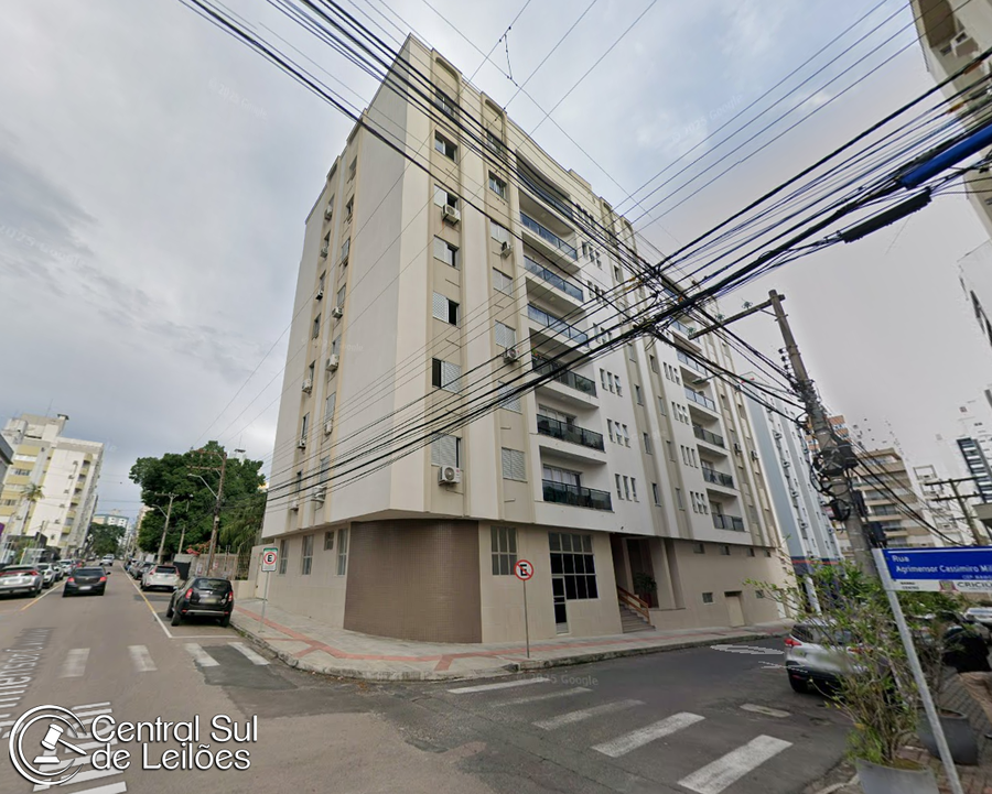 Apartamento duplex com 3 quartos, 2 banheiros e área de serviço