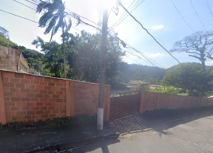 Prédio amplo com 3.546 m², terreno extenso, ideal para investimento