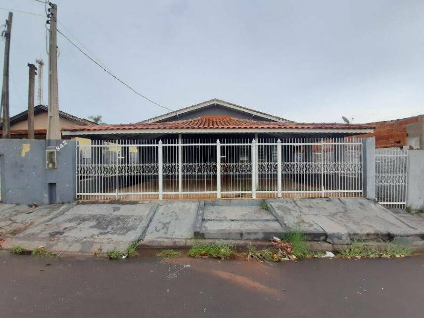 Casa Padrão Desocupada com 1 Vaga e Ampla Área em Pereira Barreto
