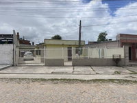 Casa com 3 quartos, 1 banheiro e 1 vaga de garagem, ocupada