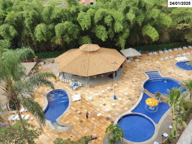Apartamento com 1 quarto, 1 banheiro e varanda em condomínio com piscinas termais