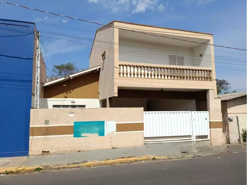 Casa com 370m² de terreno e 309m² de área construída, desocupada