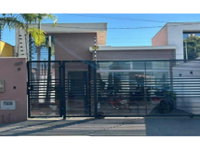 Casa Ocupada com 97,54 m² Construídos
