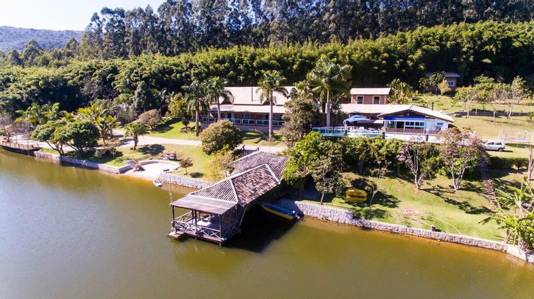 Fazenda São Gabriel com 9 suítes, piscina aquecida e praia particular