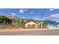 Casa com terreno de 2.800m², 3 quartos, 2 banheiros, ocupada parcialmente