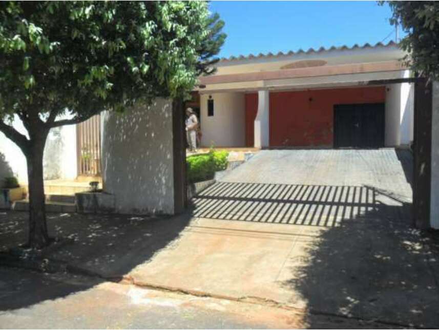Casa com 5 quartos, piscina e 2 vagas em leilão judicial