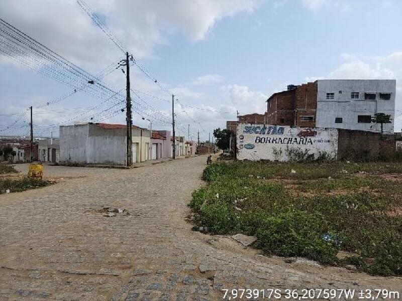 Casa com 2 Quartos e Terreno Amplo em Brejo da Madre de Deus
