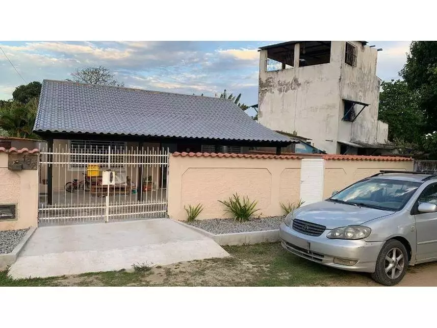 Casa em leilão com 91m² construídos e 360m² de terreno, ocupada