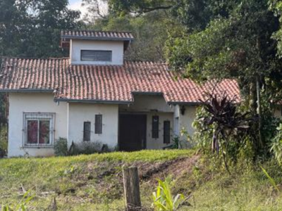 Chácara com 1,15 ha e área construída, desocupada