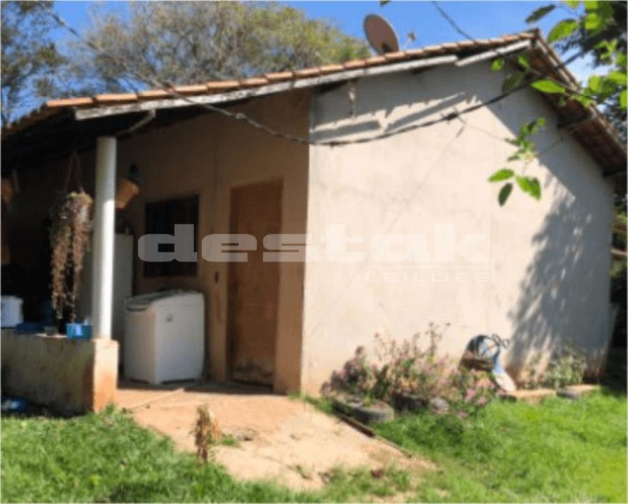 Chácara com 3 dormitórios, 2 banheiros e piscina em condomínio fechado