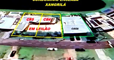 Dois Terrenos com Construções em Condomínio Fechado