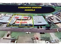 Dois Terrenos com Construções em Condomínio Fechado
