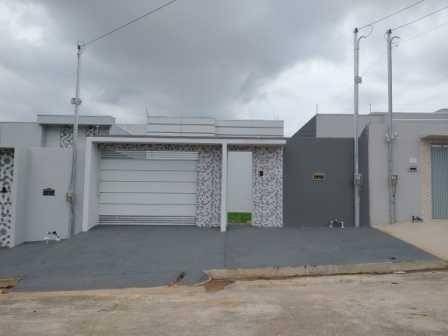 Casa padrão com 3 quartos, 2 banheiros e 1 vaga de garagem, ocupada
