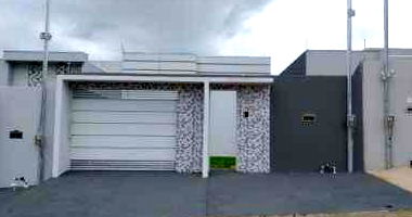 Casa padrão com 3 quartos, 2 banheiros e 1 vaga de garagem, ocupada