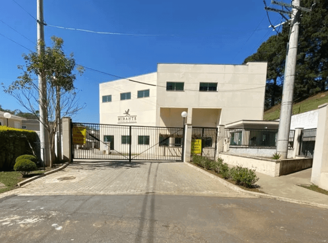 Sobrado Residencial com 3 Suítes e 2 Vagas em Cotia/SP