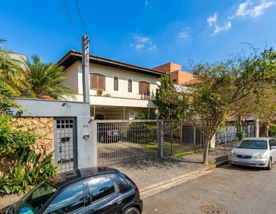 Sobrado de Alto Padrão com 5 Suítes e 336m²