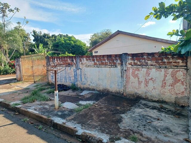 Casa em Terreno de 242m² - Conj. Hab. Eng. Luiz Sá - Londrina/PR