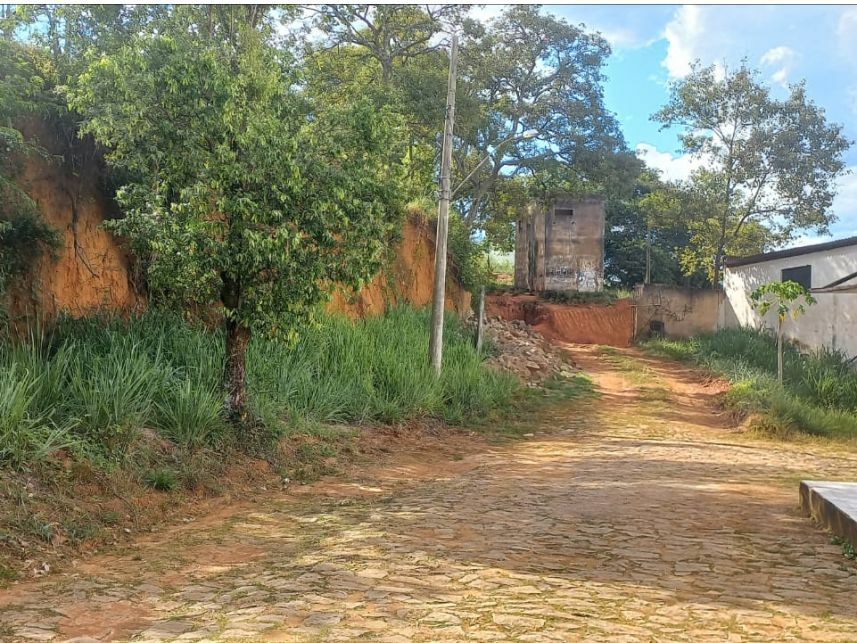 Terreno Ocupado em Carangola - Lote 10 com 483,10m²