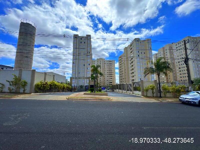 Apartamento com 2 quartos em Uberlândia