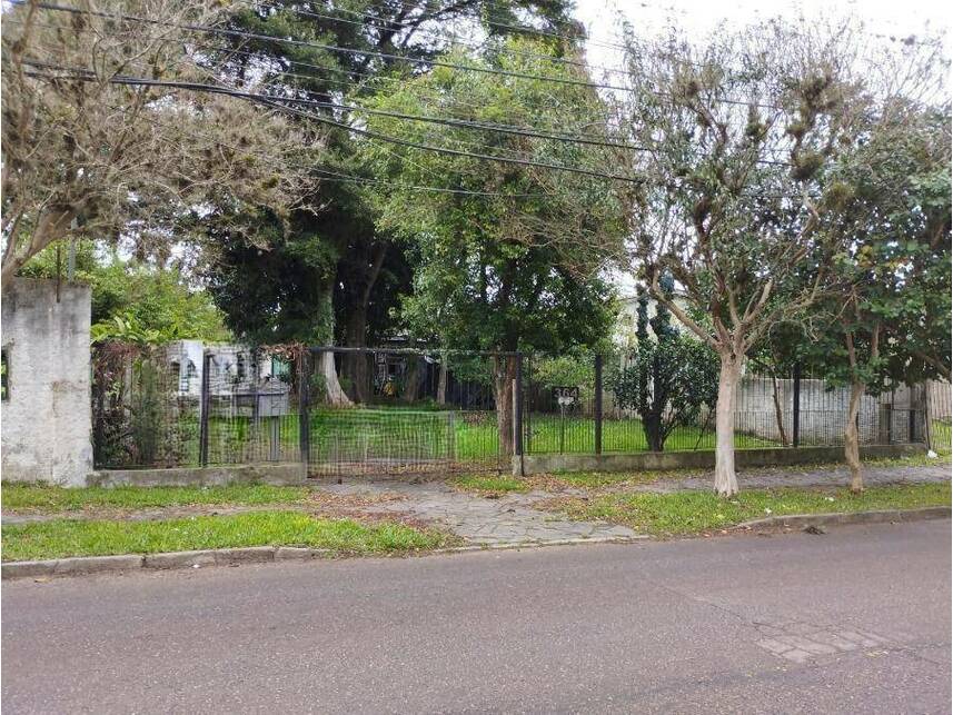 Casa Ocupada com Ampla Área em Porto Alegre