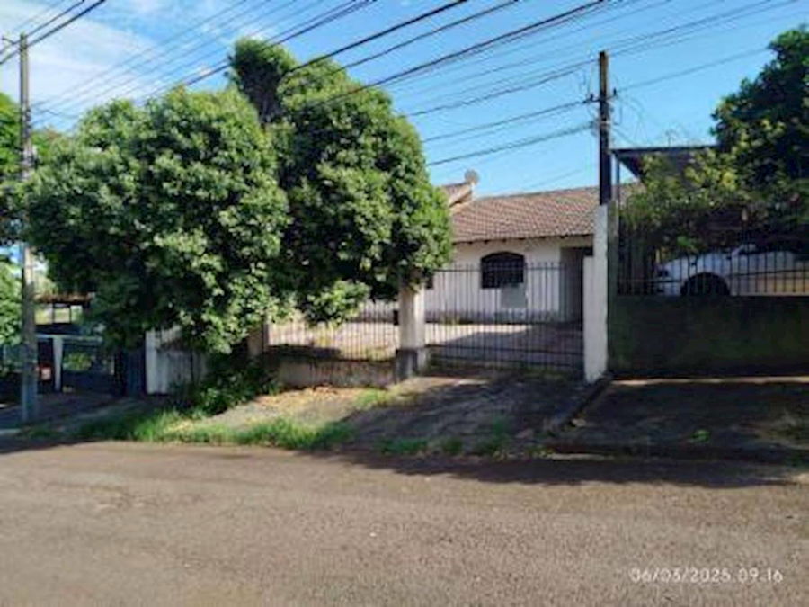 Casa Padrão com 3 Quartos e 1 Vaga em Maringá