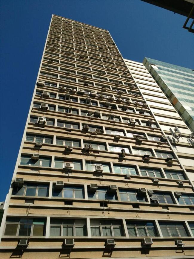 Sala comercial com 25m², banheiro, piso em madeira e ar-condicionado