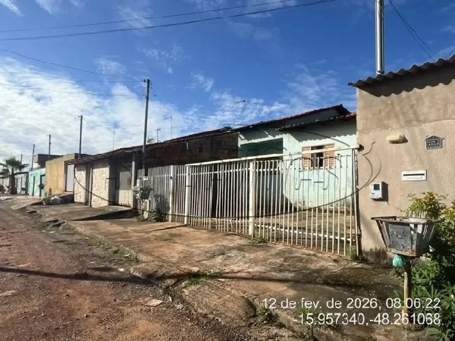 Casa com 2 quartos, varanda e área de serviço em Santo Antônio do Descoberto