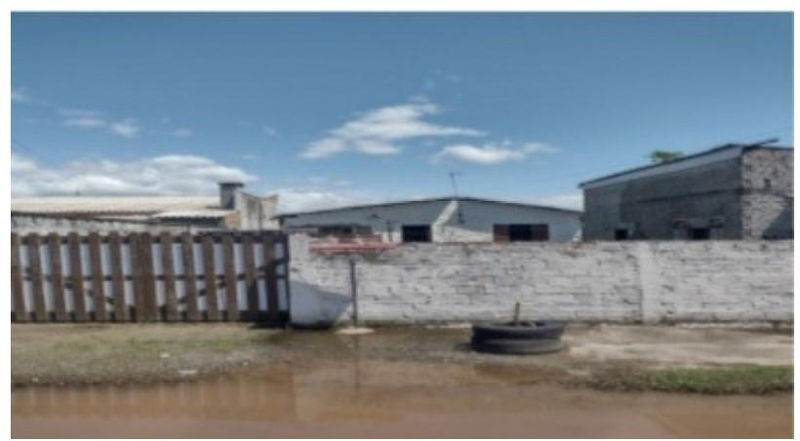 Terreno Urbano com Duas Casas em Jardim Jacarandá