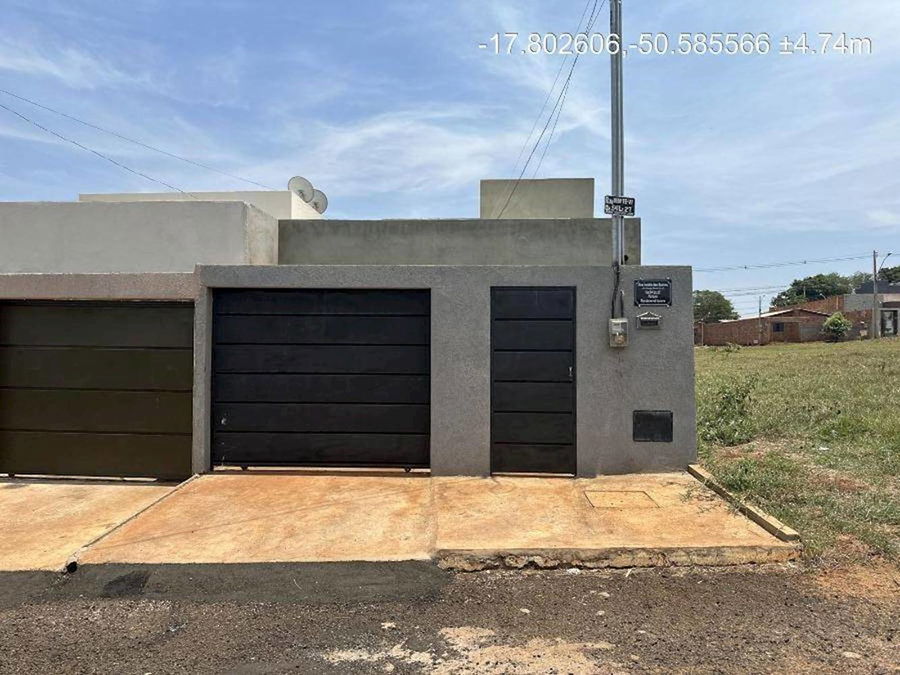 Casa padrão com 2 quartos, 2 banheiros, 2 vagas, área construída 94,43m²