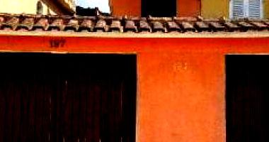 Casa padrão com 1 quarto, 1 banheiro e 1 vaga, ocupada