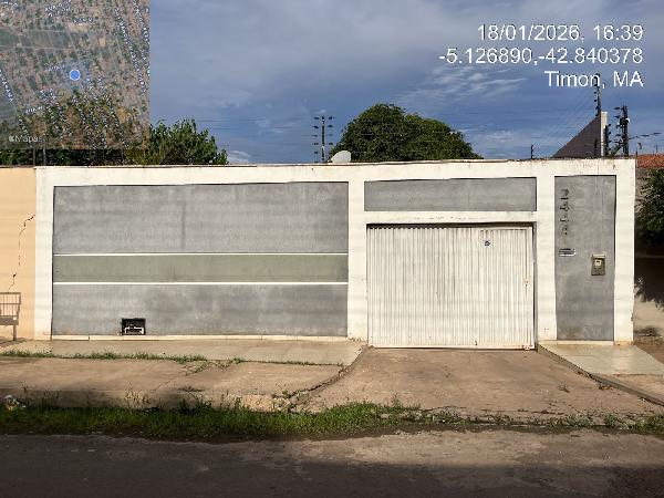 Casa com 3 quartos, 2 banheiros e área de serviço