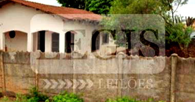 Residência com Amplo Terreno de 1.380m² em Cândido Mota/SP
