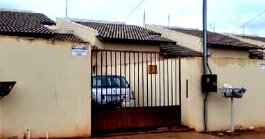 Casa com 2 quartos, 1 banheiro, varanda e 1 vaga de garagem