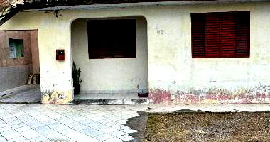 Casa com 2 quartos, banheiro, sala, cozinha e área de serviço, 96m² construída