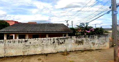Casa com 2 Quartos e Área Privativa em Ponta Grossa