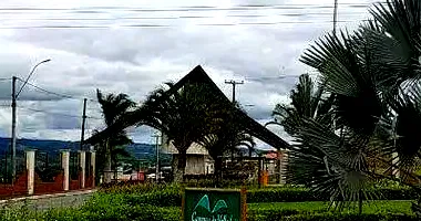 Casa em condomínio com 3 quartos, 2 banheiros e 2 vagas, ocupada