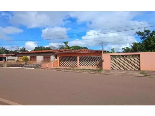 Casa ocupada com 128 m² construídos em terreno amplo