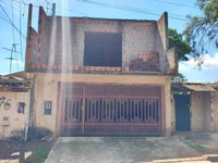 Terreno com construção inacabada, 3 quartos e garagem