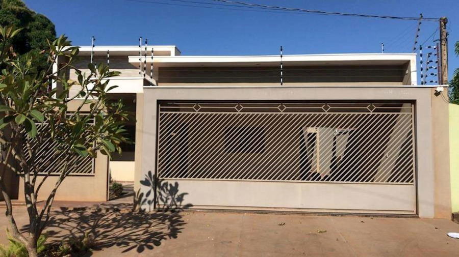 Casa padrão com 3 quartos e 3 banheiros, 225.63m² construída, ocupada