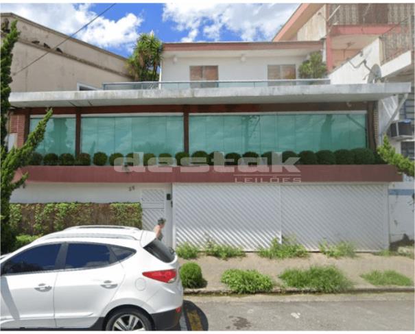 Ampla Casa com Varanda e Garagem em Santo André