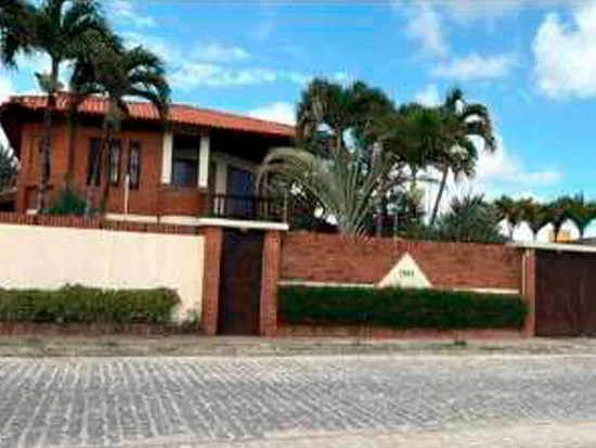 Casa em Aquiraz com 469m² de área construída e terreno de 1.600m²