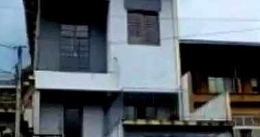 Casa ampla com 287m² construída e terreno de 347m², imóvel ocupado