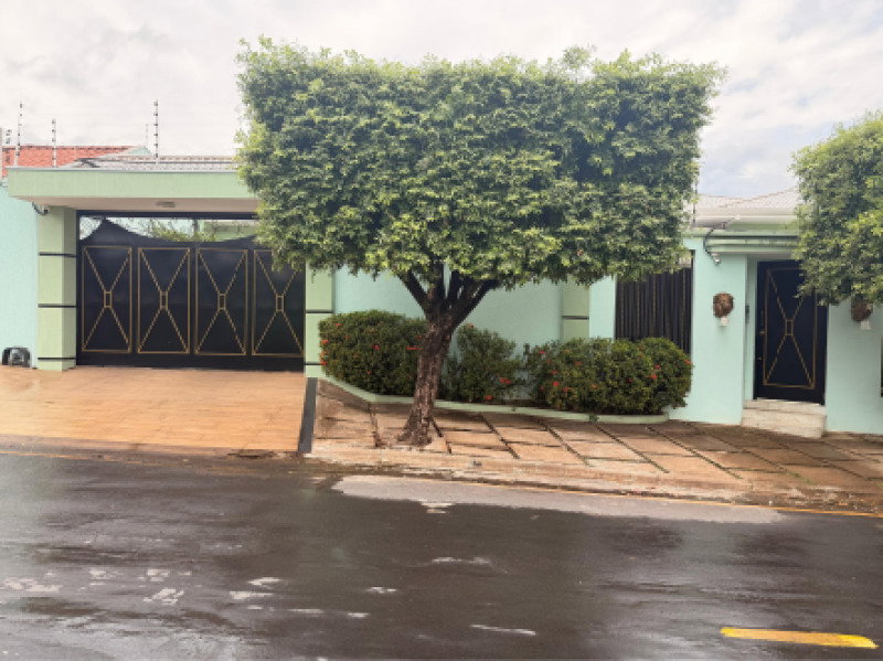 Terreno 1.690m² com casa residencial em Jardim Itália - Cuiabá/MT