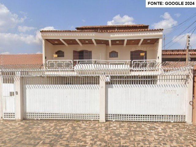 Casa de 3 pavimentos com piscina e salão de jogos