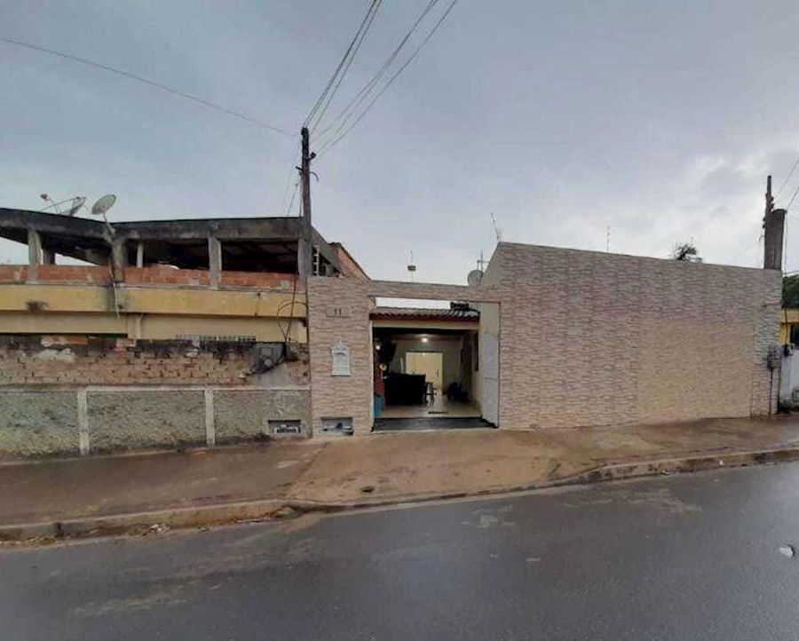 Casa padrão com 4 quartos, 3 banheiros, 2 vagas, 140m² construída