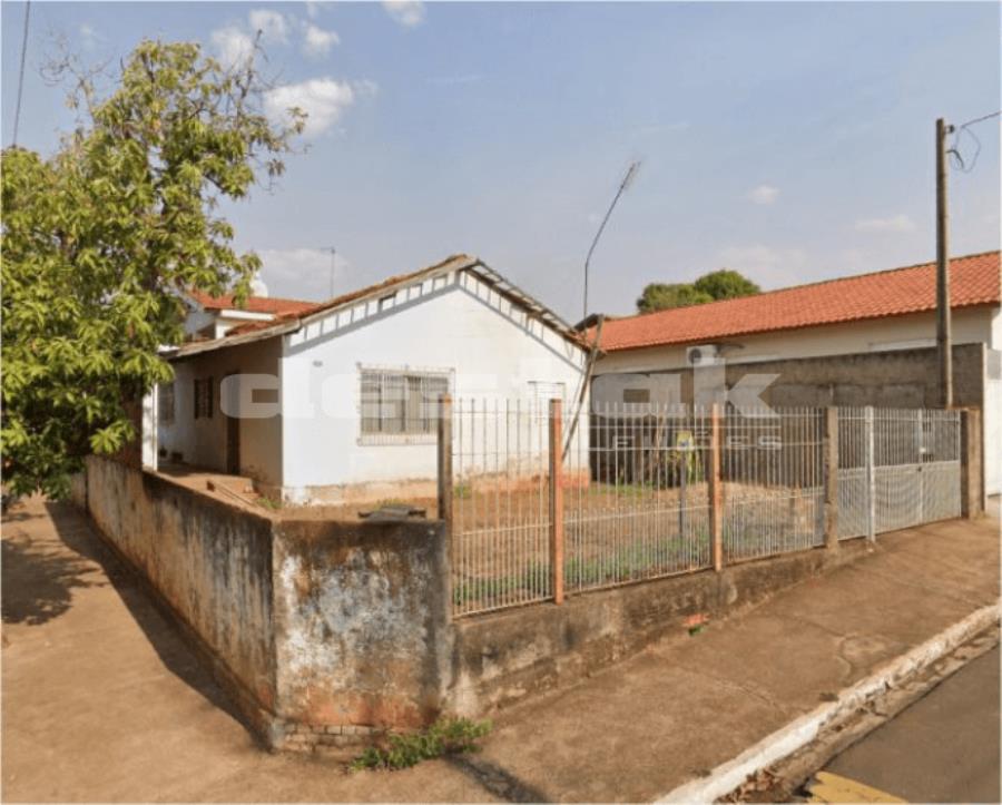 Casa com 5 cômodos em Iacanga/SP