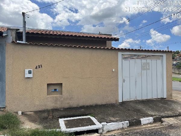 Casa com 2 Quartos e Área Privativa em Guaxupé