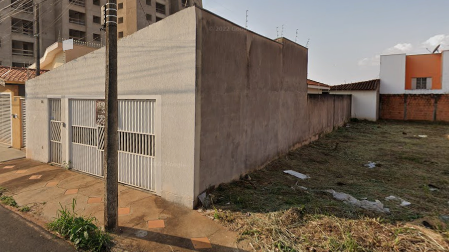 Terreno residencial com 300m² e construção de 150m²