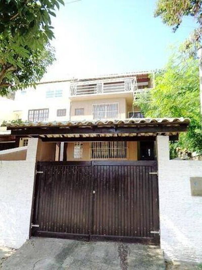Casa Ocupada com 4 Quartos e 2 Vagas em Niterói