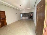 Casa com 3 quartos, 2 banheiros e 1 vaga de garagem, desocupada